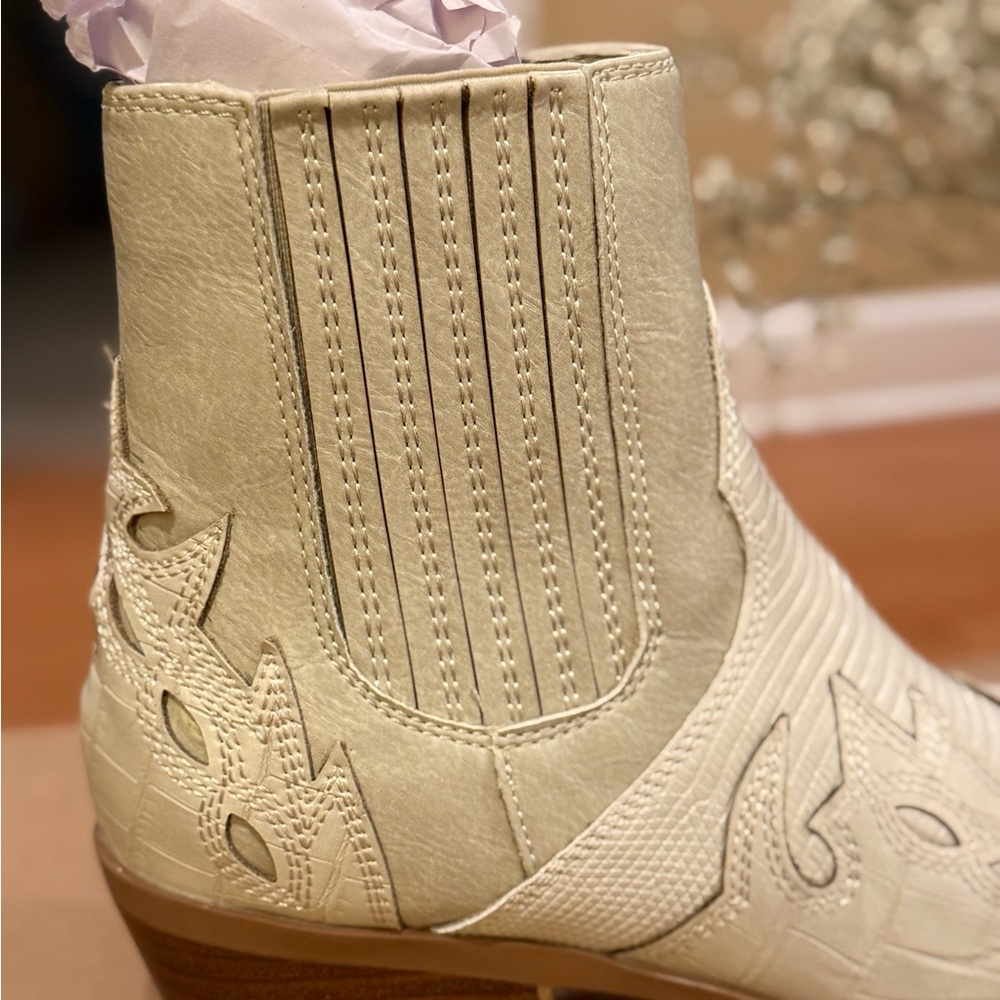 NEW Coconuts by Matisse Milo Cream Western Ankle Boots - Picture 3 of 10